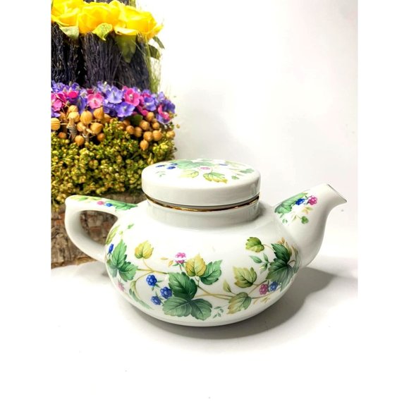 Andrea By Sadek Teapot, Vine and Berry Design, Made in Japan Gold Trim with lid - Picture 1 of 5